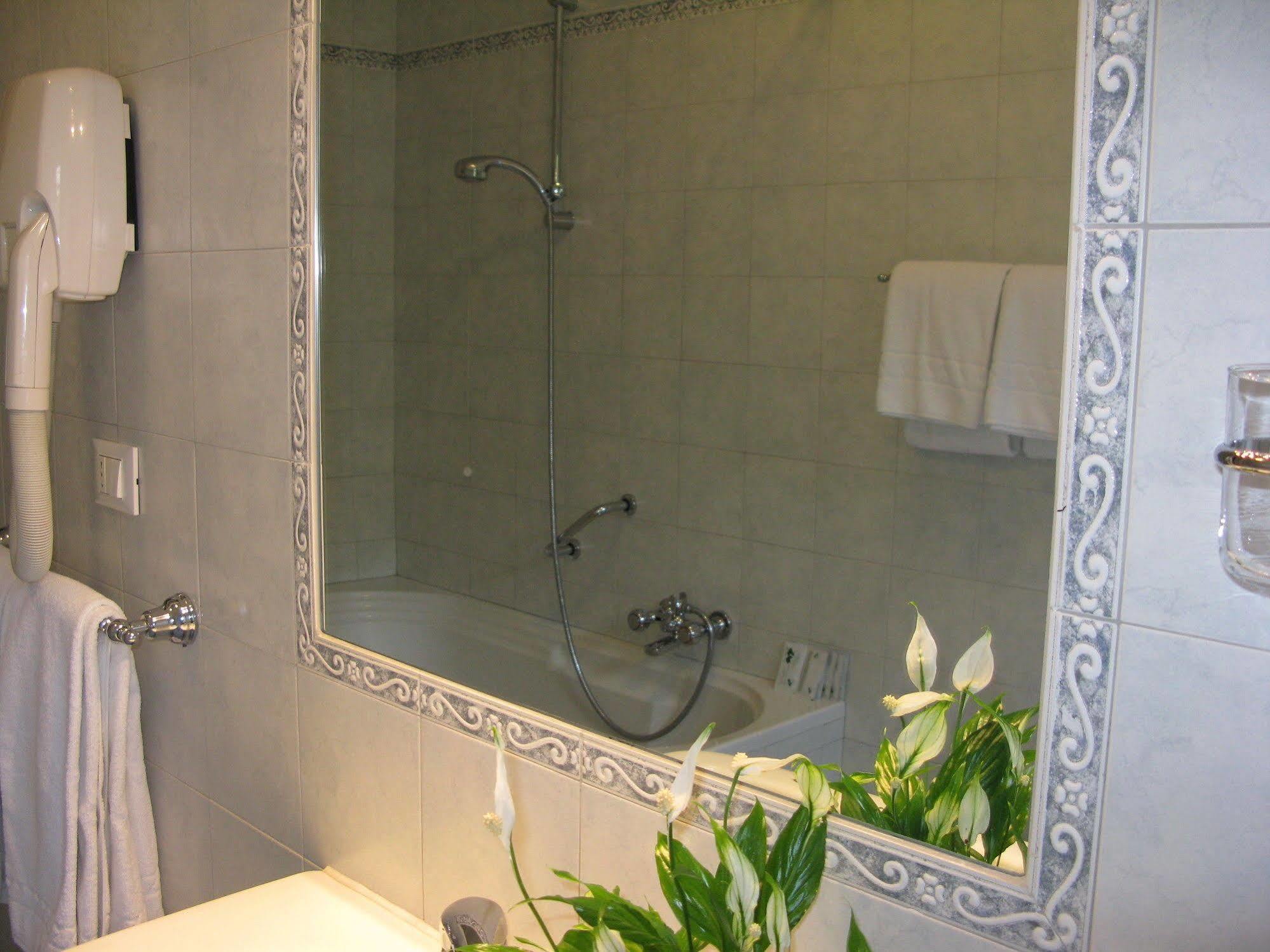 York Hotel Rome Bagian luar foto