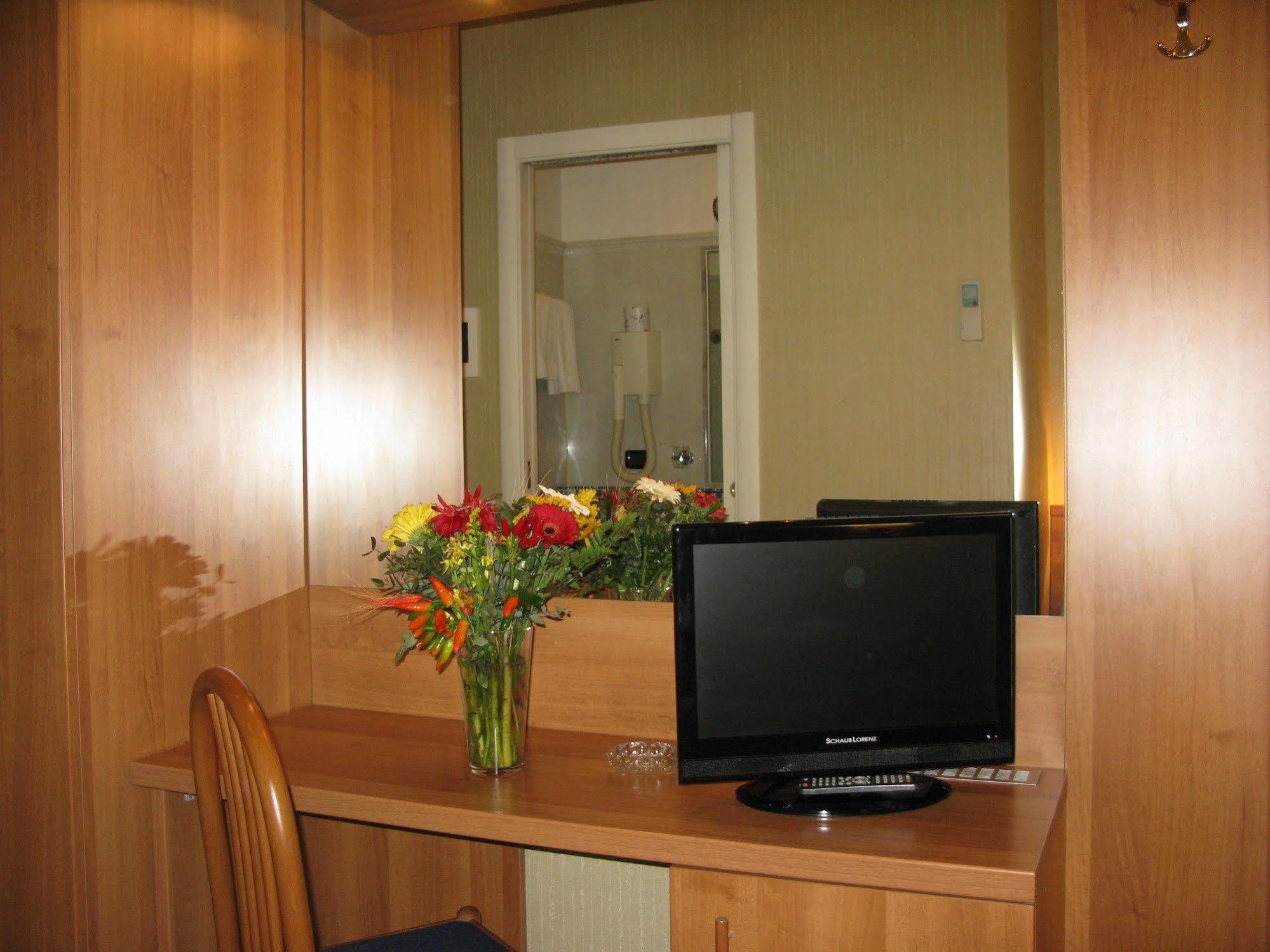 York Hotel Rome Bagian luar foto
